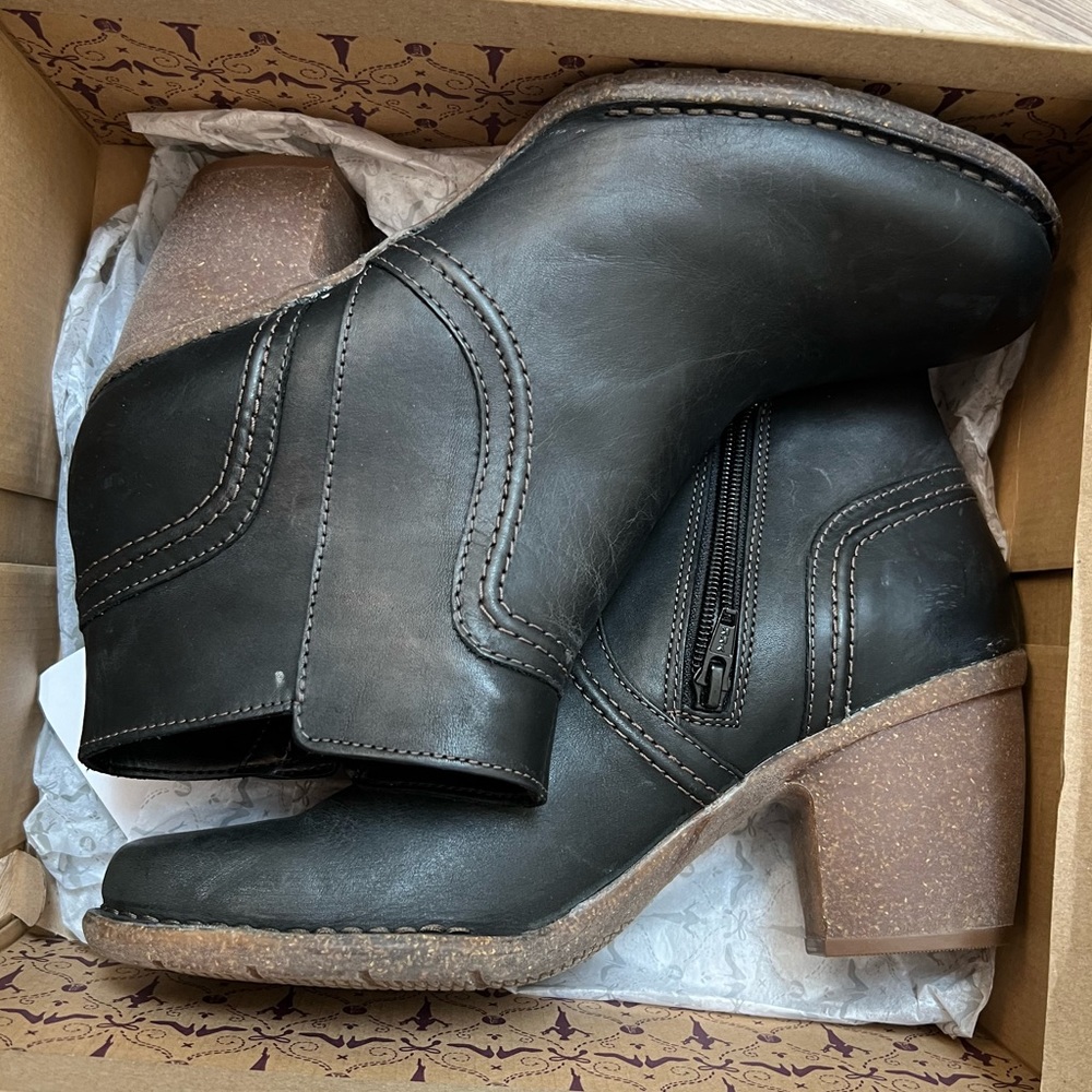 Clarks Carleta Paris side zip Black size 11 NWT